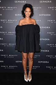 Alors que rihanna semble avoir pris quelques kilos, la starlette a été victime de « fat shaming ». Rihanna S Amuse De Sa Prise De Poids Avec Style