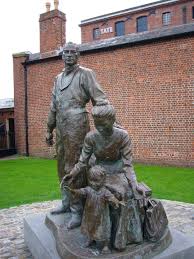 The Emigrants Liverpool Docks Such A Poignant Statue I Can Imagine How Emotional It Was For E Liverpool Docks Liverpool City Liverpool Vs Manchester United