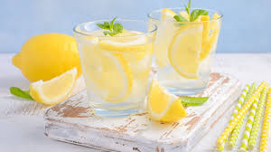 Apa cu lamaie este foarte utila pentru o buna functionare a sistemului digestiv, inlatura constipatia, previne refluxul gastric si combate helicobacterul. Apa PlatÄ Cu LÄmaie Beneficii Èi Pericole Www Lidl Ro