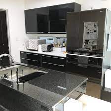 珍しく夜更かし中です 冷蔵庫はpanasonicのミラー アイスマのブラックキッチンにあってて とーっても気に入ってるんだけど なんと言っても手垢がヤバい 娘は毎朝この冷蔵庫で前髪セットしてますw ほんとに鏡のように写ります 手垢を気にしないor