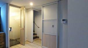 インテリア リビング階段 ３階建て 寒さ対策 防音 引き戸 折れ戸 ２階リビングの寒さ対策で 階段口に折れ戸と引き戸を取り付けしました 製品はタチカワブラインドの間仕切り アズウッド ペアパネルタイプｖｓとプレイスｆｘ 引戸仕様 リビング リビング階段