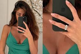 La modella e showgirl argentina, innamorata pazza del suo antonino spinalbese, sarebbe già al terzo mese di gravidanza e avrebbe approfittato delle vacanze di. Belen Rodriguez Incinta Alle Maldive Durante La Vacanza Con Antonino Spunta L Anello Di Diamanti