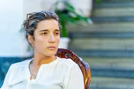 La Lectura on X: ""La búlgara Eminé Sadk logra que 'Caravana para cuervos' (@AutomaticaEdit), novela llena de humor y cuyas escenas parecen encajar en una película de Kusturica, sea contemporánea y que