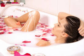 Selektiver fokus der brünetten frau, die ein champagnerglas hält und den mann in der badewanne ansieht. Nachhaltig Entspannen So Baden Die Deutschen