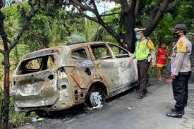 Pemerintah pusat diketahui mengizinkan tempat wisata tetap buka selama libur lebaran 2021, asal memiliki sertifikat chse. Pilot Cantik Calon Menantu Maia Estianty Kecelakaan Di Bali Mobil Hangus Terbakar