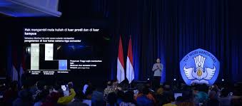 Lewat kampus merdeka, akreditasi bersifat otomatis. sementara saat ini, akreditasi wajib dilakukan setiap lima tahun sekali. Mendikbud Luncurkan Empat Kebijakan Merdeka Belajar Kampus Merdeka Lldikti