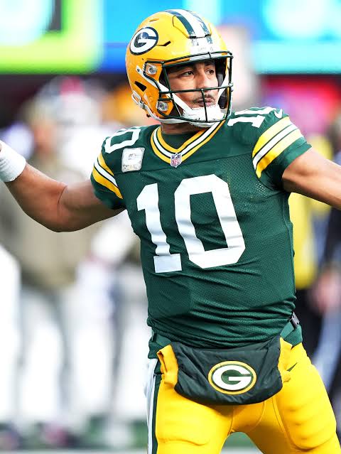 Packers QB Jordan Love shown heading to locker room after injuring shoulder