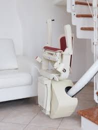 Capita spesso di chiedersi quale sia il significato di alcuni termini tecnici che usiamo abitualmente e di è un sinonimo di montascale a poltroncina. Freecurve La Sedia Mobile Per Salire Le Scale Per Disabili E Anziani Perfetta Anche Per Condomini Disabili Com