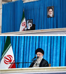گذاشتن میکروفن جلوی عکس خامنه ای