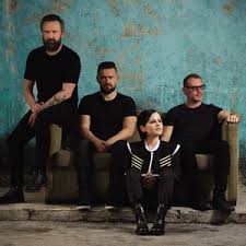 Ervina, hanya kau yang terukir di hatiku dan ku selalu berharap semoga kita kan abadi selamanya ervina, aku akan selalu mencintaimu dan aku. Chord Gitar Chordarena Zombie By The Cranberries