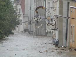 In steyr ist montagvormittag der ennskai vorsorglich geräumt und gesperrt worden, nachdem die enns mit einem wasserstand von 5,20 metern die warnmarke überschritten hat. Hochwasser Steyr 2002 Von Frankyboy49