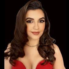 Wanda Luna's Instagram, Twitter & Facebook