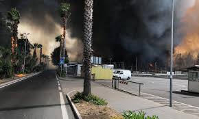 Los incendios forestales arrasan estos días dos países a orillas del mediterráneo y en zonas muy turísticas. Incendio Alla Playa Di Catania Ecco Tutte Le News