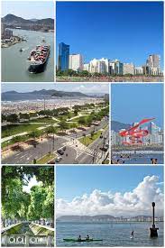 It is located mostly on the island of são vicente, which harbors both the city of santos and the city of são vicente, and partially on the Santos Wikipedia