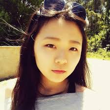 剛剛在我的頭髮裡拔出了這一根奇怪的頭髮因為摸到一個很像結痂刺刺的感覺就拔起來超粗超硬感覺裡面超多分岔