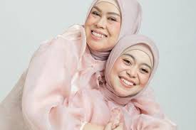 Lestiani better known with the mononym lesti is an indonesian singer and actress and television personality of sundanese origin. Putri Satu Satunya 10 Kedekatan Lesti Kejora Dan Sang Mama