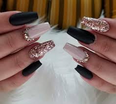 These stylish nail designs will inspire your next manicure and have your fingers looking fashionable in no time. á´˜ÉªÉ´á´›á´‡Ê€á´‡sá´› á´Šá´á´œÉªÊ€xÊ™Éªá´›á´„Êœ Dark Nail Designs Dark Nails Nail Designs