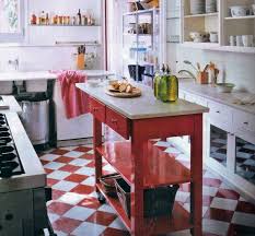 Hoy presentamos algunas ideas de cocinas en color blanco, muy popular en las cocinas modernas, pues nos da la sensación de un espacio más limpio el color blanco cae con todos los colores y se suele utilizar no sólo en la decoración moderna, va bien en todos los estilos shabby chic, escandinavo. Cocinas En Color Rojo Modernas Casa Web