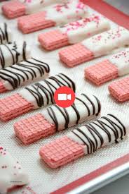 Biscuits Au Chocolat Trempes Au Chocolat Buggy Et Buddy Buddy Buggy Ei Chocolate Covered Treats Wafer Cookies Chocolate Dipped