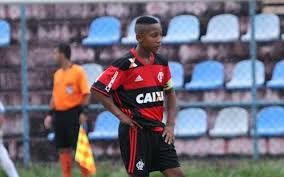 Jogador de 21 anos morre após cair inanimado no relvado. Ex Jogador Da Base Do Flamengo Morre Em Tratamento De Cancer Osseo Flamengo Coluna Do Fla