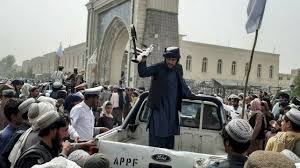 Los talibanes, o estudiantes en lengua pashtún, surgieron a principios de la la vida bajo el talibán. P8nnotxnafrp4m