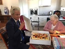 De precieze reden waarom geert wilders zijn haar systematisch wilders heeft donkere krullen. Geert Wilders On Twitter Bloemen En Taart Voor Mevrouw Vreriks Een Geweldige Eer Voor Collega Rvanaalst En Ik Om Haar Te Bezoeken Vandaag In Enschede Https T Co W4lmoe7w2h