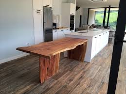 Si tú eres uno de ellos y quieres decorar tu cocina podemos utilizar, por ejemplo, armarios de madera de pino y una mesa de comedor que haga juego. Mesas Rusticas De Comedor Stol