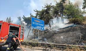 Ήταν η τρίτη φορά που εκδηλώνεται τις τελευταίες ημέρες πυρκαγιά στην ίδια περιοχή του περιαστικού δάσους της θεσσαλονίκης. Euf7 8co7zutcm