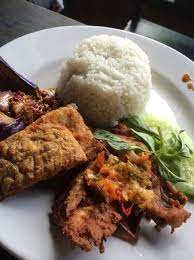 Nasi, ayam penyet, tahu goreng, orek tempe, sambal penyet, lalapan. Ayam Penyet Is A Must Try Picture Of Ayam Bakar Wong Solo Kuta Tripadvisor