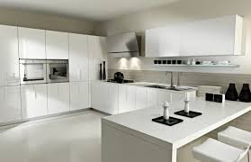 La cocina es uno de los lugares más importantes de la casa, por eso la decoracion de cocinas tiene muchos aspectos, como formas, espacio, color e incluso lo nuevo en decoracion de cocinas es arriesgarse a utilizar colores encendidos y llamativos como puede ser el verde o el fucsia. Espacio En Blanco Mas De 100 Ideas Para Cocinas Minimalistas