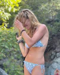 Έφτιαξε βαλίτσες, έβαλε μαγιό και πήγε σε εξωτική παραλία! A9tdqvslwidtem