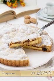 Questa crostata alla marmellata di albicocche è semplice e si realizza in pochi passaggi: Crostata Di Amaretti Crema E Amarene