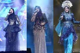 The one) is the sixth concert and the eighth solo concert by malaysian pop singer siti nurhaliza to support her thirteenth studio album, lentera timur and in conjunction with the father's day on 21 june. Video Konsert Hebat Tapi Baju Siti Nurhaliza Lepat Pisang