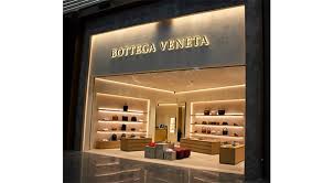 Yeni sezonda stil oyuna dahil olan pastel tonlar modern görünümlere dikkat çekiyor. Bottega Veneta Is Latest Addition At Istanbul Airport