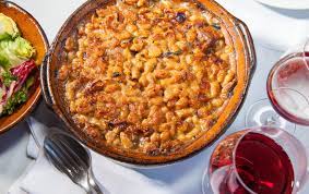 Entre le cassoulet venu de castelnaudary et celui traditionnellement cuisiné à toulouse, pas facile de faire son choix ! Le Cassoulet De Castelnaudary Aude Pays Cathare