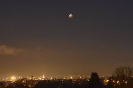 Nejvíc budou ovlivněni ti z nás, kdo máme slunce nebo jiné důležité prvky horoskopu na pěti posledních stupních pohyblivých znamení blíženců, střelce, panny. Nebeske Ukazy 2020 Dojde Na Zatmeni Slunce I Astronomickou Udalost Stoleti Aktualne Cz