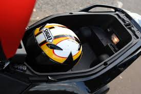 Sr max is the new aprilia scooter which brings the piaggio group racing brand into the grand touring segment. Aprilia Sr Max 300 2011 2012 Review Specs Prices Mcn