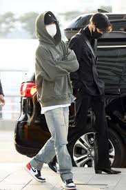 Jinyoung es tan hermoso que parece mentira. Is Mark Of Got7 The Boy Next Door Type Look At What He S Wearing At The Airport Inkistyle