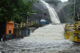 வெள்ளப் பெருக்கு: குற்றாலம் அருவிகளில் குளிக்க தடை