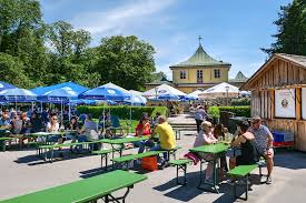 The englischer garten is a large public park in the centre of munich, bavaria, stretching from the city centre to the northeastern city limits. Englischer Garten Alle Attraktionen Biergarten Des Munchen Highlights Passenger On Earth