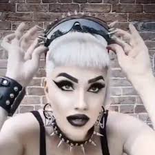 Orecchini in cotta di maglia d'argento. Moda alternativa. O anelli.