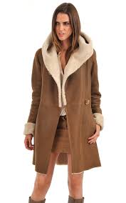 Au départ, on était assez réticentes à l'idée de sortir vêtue d'un manteau en peau lainée, craignant l'allure de bergère qui débarque tout droit de sa. Peau Lainee Camel La Canadienne La Canadienne Manteau 7 8 Peau Lainee Camel