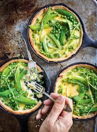 Quichettes Au Poireau Et Triple Creme Avec Salade De Petits Pois A La Menthe Ricardo Recipe Pea Salad Vegetarian Easter Brunch Vegan Side Dishes