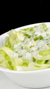 Ich muss zugeben, dass ich bisher immer nur dieses einzige dressing für grüne blattsalate gemacht habe: Einfacher Eisbergsalat Mit Joghurt Dressing Zu Faul Zum Kochen