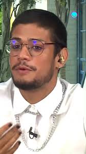 E quando você tá jogando pelada com o Messi e faz gol? Olha só essa  história que Gabriel o Pensador contou pro Eduardo Sterblitch no  #NTem1TalkShow! 🤣 Assista aos episódios no Globoplay