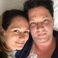 O secretário especial da cultura, mario frias, anda e despacha armado no ambiente de trabalho, deixando a arma visível na cintura. Esposa De Mario Frias Posta Foto Em Hospital O Susto Ja Passou 12 12 2020 Uol Noticias
