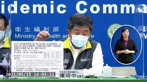 5月19日起提國提升為疫情第三級警戒，民生路派出所員警手持大聲公在三民市場忙宣導民眾戴好口罩，沒想到員警一轉身該攤商就把口罩拉到下巴 ， 不聽勸導 ，員警遶了一圈看到他仍然故我，不遵守防疫規定，員警直接開立一張告發單給他 。 當日下午員警接. Aich96vemmo78m