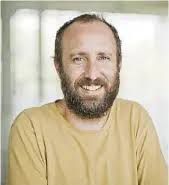 El curador que deja su lugar a los artistas. Sobre Gabriel Pérez Barreiro,  responsable artístico de la Bienal de San Pablo