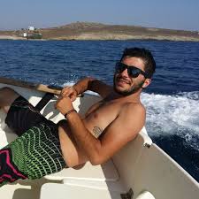 O άρης τσάπης έγινε γνωστός στο ευρύ κοινό μέσα από τη συμμετοχή στην επιτυχημένη σειρά ευτυχισμένοι μαζί, όπου ενσάρκωνε τον θανάση, τον μεσαίο γιο του διονύση μαυροτσούκαλου. Prwtagwnisths Ths Seiras Eytyxismenoi Mazi Egine Pateras Gia Prwth Fora Eikona Zwh Iefimerida Gr