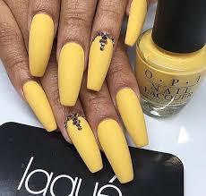 Uñas pintadas en manos morenas. Que Color De Esmalte Deben Pintarse Las Morena
